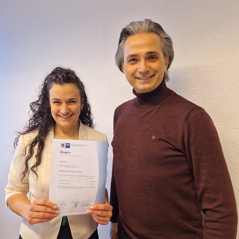 Testimonial Bild von Nadja K, die ihre Prüfungsurkunde der AEVO Ausbilderprüfung hoch hält